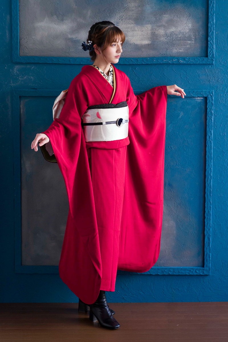 究極のシンプル美。深紅の無地振袖にブーツを合わせた、自分らしく凛とした美しさが際立つ最新の成人式スタイル。