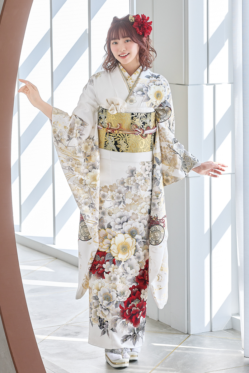 圧倒的な透明感。白地に金彩と大ぶりの花々が輝く、清楚かつ豪華な白振袖。三原市で洗練された二十歳の美しさを引き立てる一着。