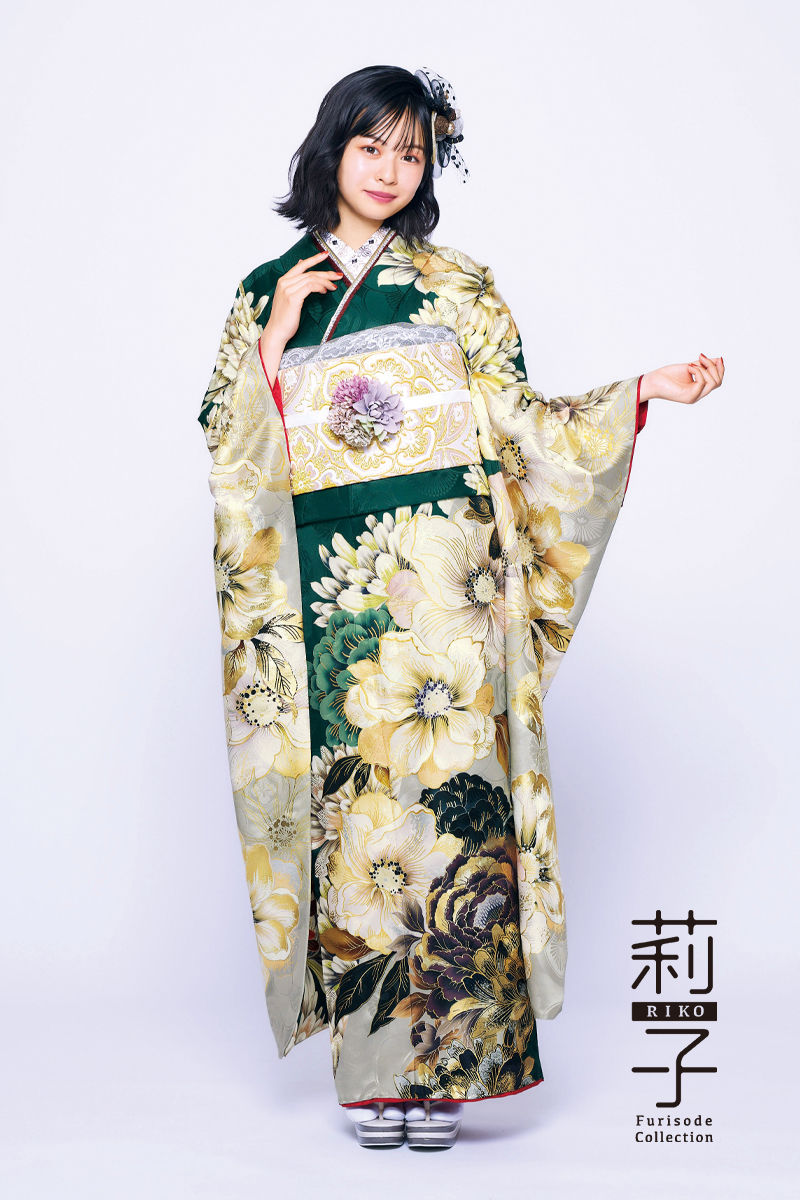 莉子着用モデル。深みのある緑地に、ゴールドやベージュの大輪の花々が咲き誇る豪華なブランド振袖。華やかな存在感と気品を放つ、三原市成人式の主役にふさわしいモダンな装い。