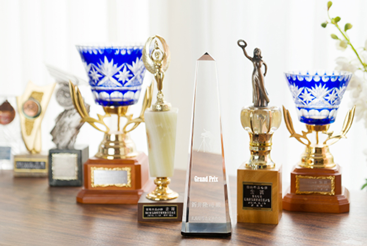 三原市・冨士写真館のカメラマンが受賞した、広島県最高位グランプリをはじめとする数々の写真コンテストのトロフィー。確かな撮影技術と感性で、一生ものの成人式写真を残します。