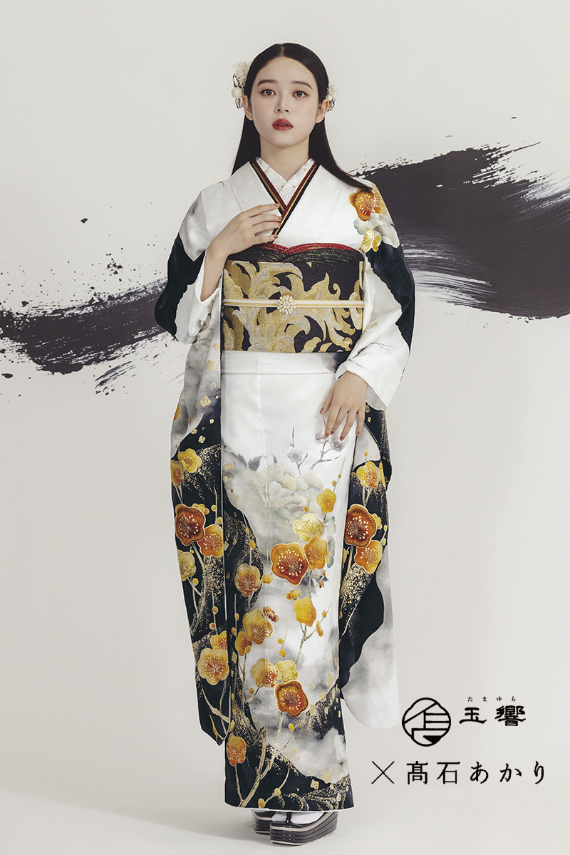 高石あかり着用の新作振袖（白色・モダン・オーダー）成人式レンタルは冨士写真館（三原市・竹原市）