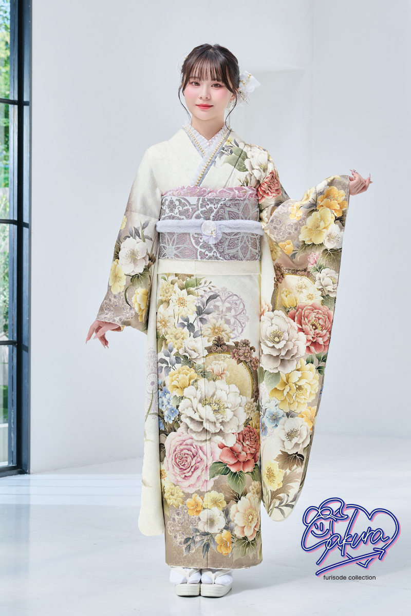 振袖さくらブランドの最新くすみカラー振袖。上品なアイボリーと淡い花々、パールの小物使いが光る、儚げで透明感あふれるトレンドスタイル。